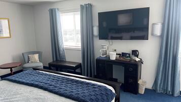 Deluxe king bed suite | Desk, soundproofing, free WiFi, bed sheets
