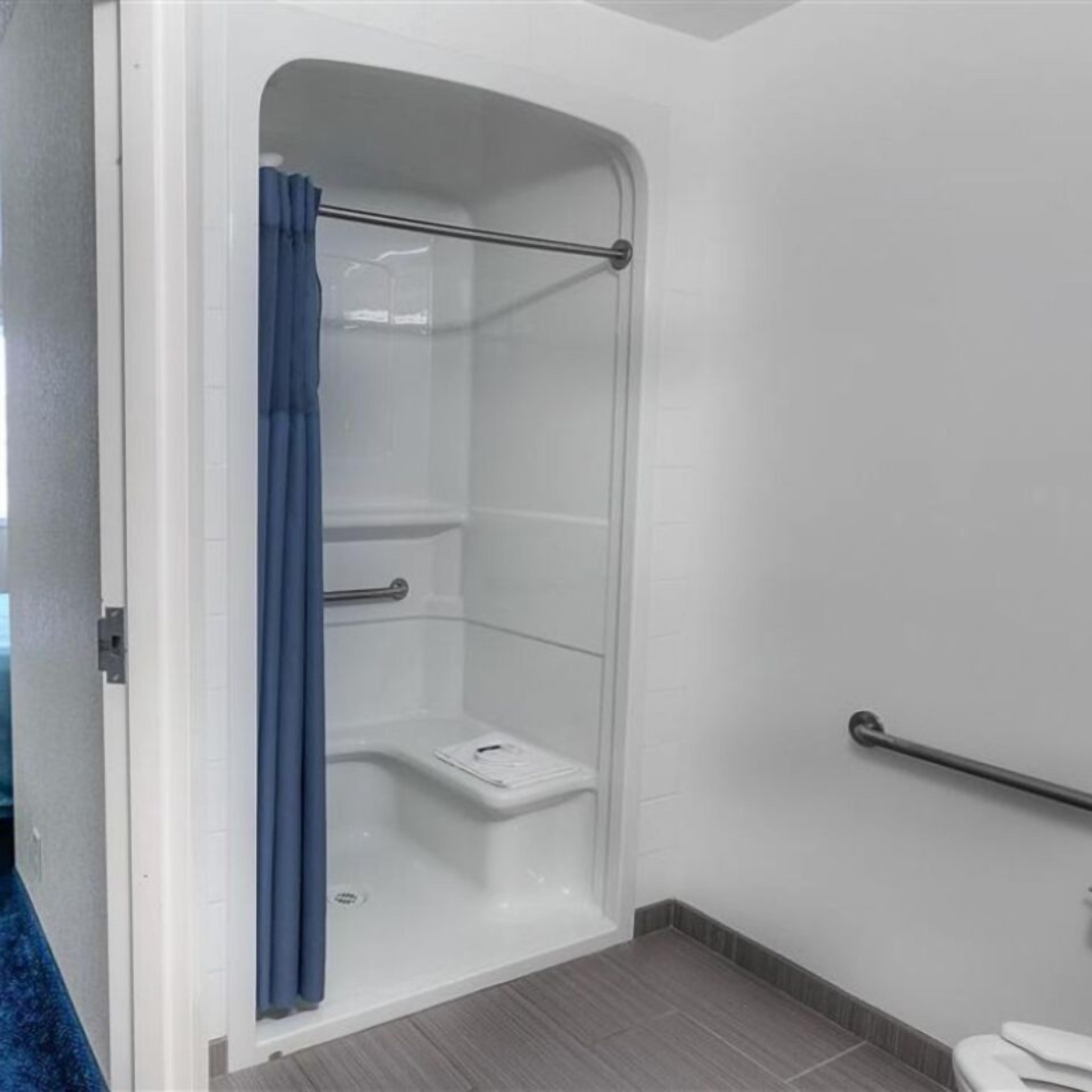 standard room, 1 queen bed, non smoking | bathroom | combined shower/bathtub, free toiletries, hair dryer, towels