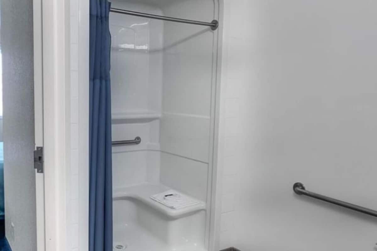 standard room, 1 queen bed, non smoking | bathroom | combined shower/bathtub, free toiletries, hair dryer, towels