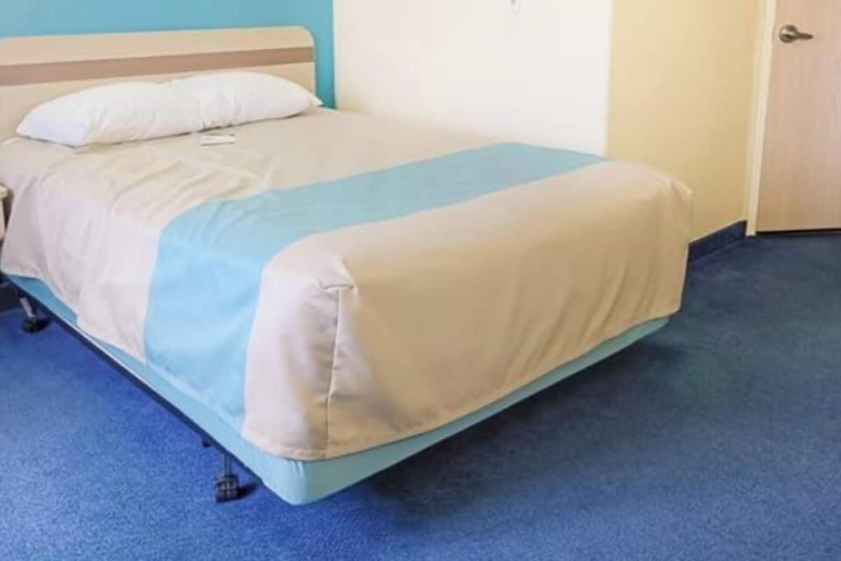 Standard Room, 1 Queen Bed, Non Smoking | Desk, soundproofing, free WiFi, bed sheets