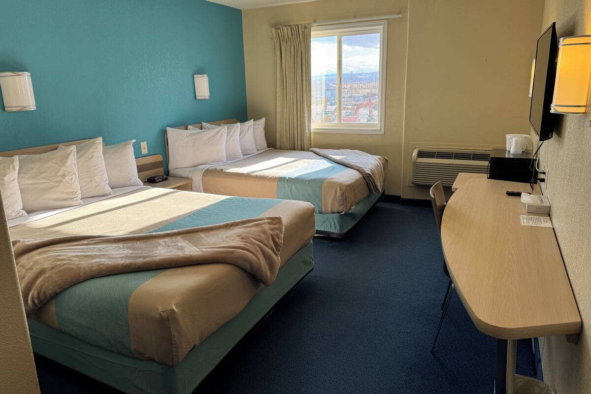 Habitació familiar | Escriptori, habitacions insonoritzades, wifi gratuïta i roba de llit