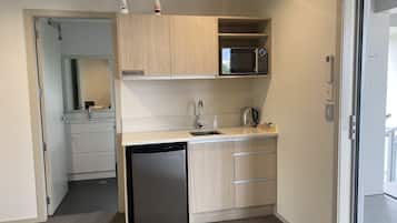 行政客房, 2 间卧室, 冰箱和微波炉 (First Floor) | 私人厨房 | 冰箱、微波炉、茶具/咖啡用具、电热水壶