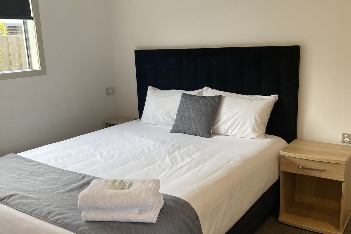Estudio Business, 1 cama de matrimonio grande, frigorífico y microondas | 1 dormitorio, ropa de cama de alta calidad, escritorio