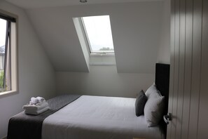 Executive Room, 1 Bedroom, Refrigerator & Microwave (First Floor) | Premium bedding, desk, soundproofing, iron/ironing board - MCM Motel (Christchurch)