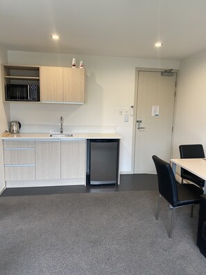 行政客房, 1 间卧室, 冰箱和微波炉 (First Floor) | 私人厨房 | 冰箱、微波炉、茶具/咖啡用具、电热水壶