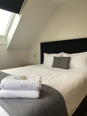 行政客房, 1 间卧室, 冰箱和微波炉 (First Floor) | 高档床上用品、办公桌、隔音、熨斗/熨衣板