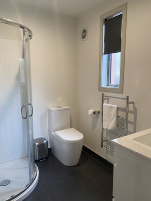 Business Studio, 1 King Bed, Refrigerator & Microwave | Bathroom | Hair dryer, towels, soap, shampoo - MCM Motel (Christchurch)