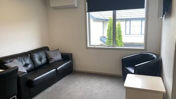 Executive Room, 1 Bedroom, Refrigerator & Microwave (First Floor) | Living area
