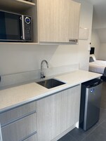 Estudio Premium, 1 cama de matrimonio grande, frigorífico y microondas (First Floor) | Cocina privada | Frigorífico, microondas, cafetera o tetera y hervidor eléctrico