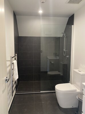 Quarto executivo, 1 quarto, geladeira e micro-ondas (First Floor) | Banheiro | Secador de cabelo, toalhas de banho, sabonete, shampoo