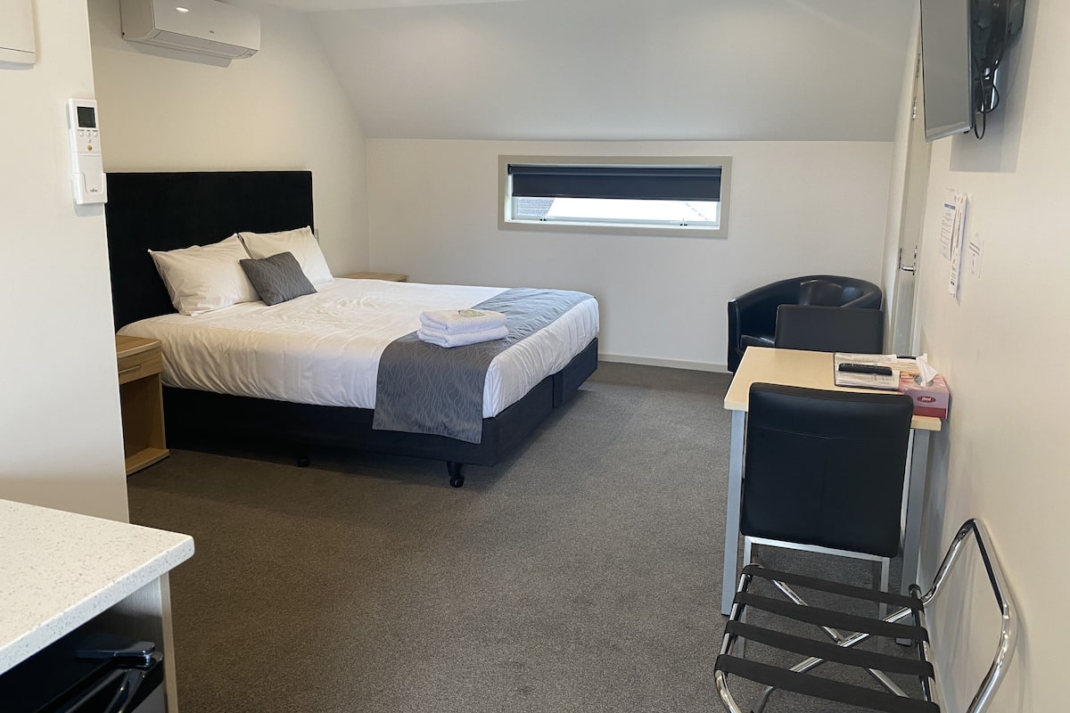Estudio Premium, 1 cama de matrimonio grande, frigorífico y microondas (First Floor) | 1 dormitorio, ropa de cama de alta calidad, escritorio