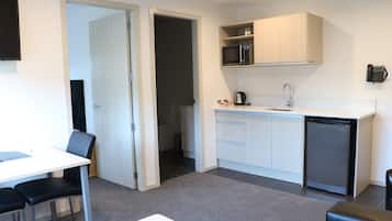 行政客房, 1 间卧室, 冰箱和微波炉 (First Floor) | 1 多间卧室、高档床上用品、办公桌、隔音