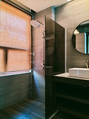 Shower, hydromassage showerhead, free toiletries, slippers - Orange Pearl Beach Resort (El Nido)