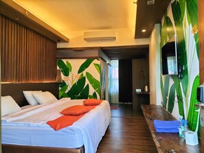 Habitación Deluxe, 1 cama Queen size | Escritorio, tabla de planchar con plancha y ropa de cama 