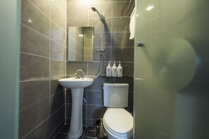 Twin Room | Bathroom | Shower, free toiletries, hair dryer, slippers