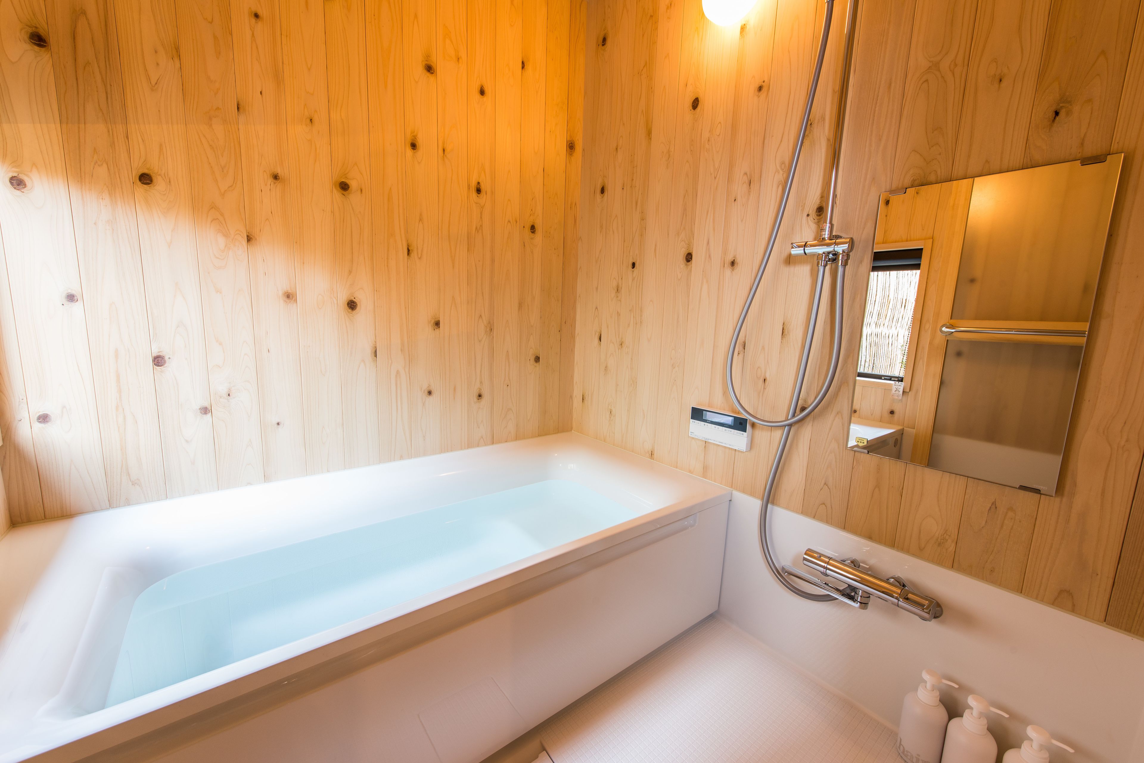 Rumah Tradisional, 3 kamar tidur, dapur, pemandangan kebun | Kamar mandi | Kombinasi shower/bathtub, bathtub besar,  dan pancuran hujan