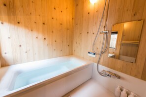 Maison Traditionnelle, 3 chambres, cuisine, vue jardin | Salle de bain