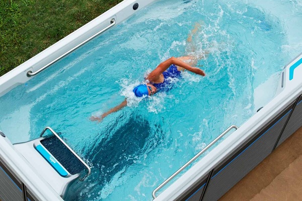 Outdoor pool, pool loungers