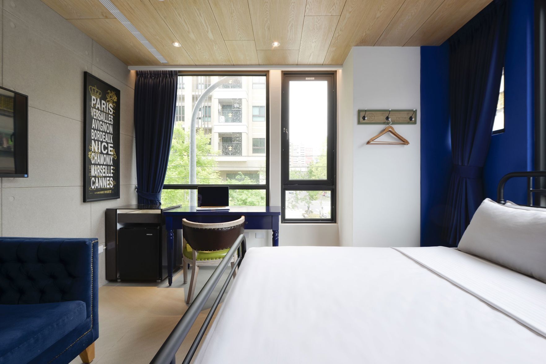 Luxe beddengoed, een bureau, verduisterende gordijnen
