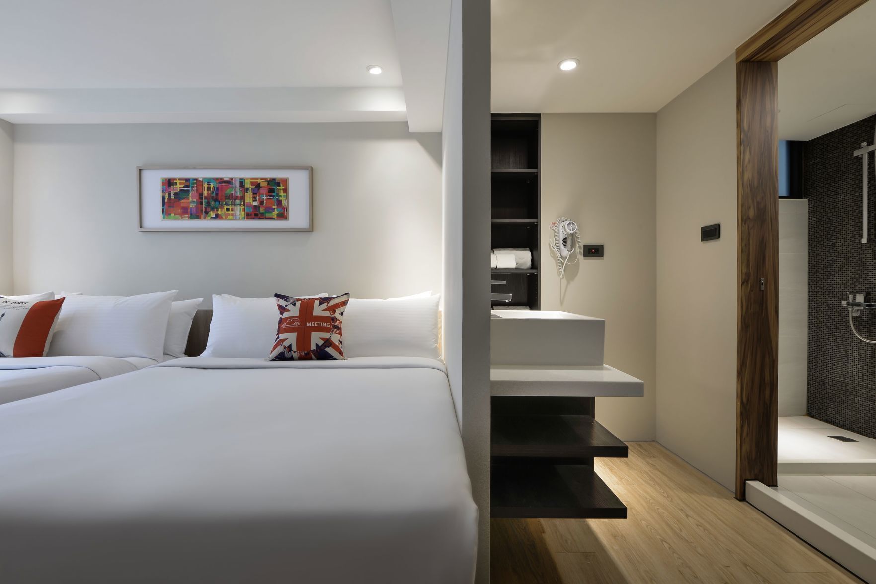 Luxe beddengoed, een bureau, verduisterende gordijnen