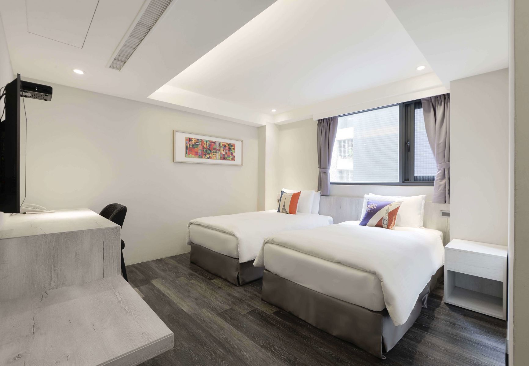 Luxe beddengoed, een bureau, verduisterende gordijnen
