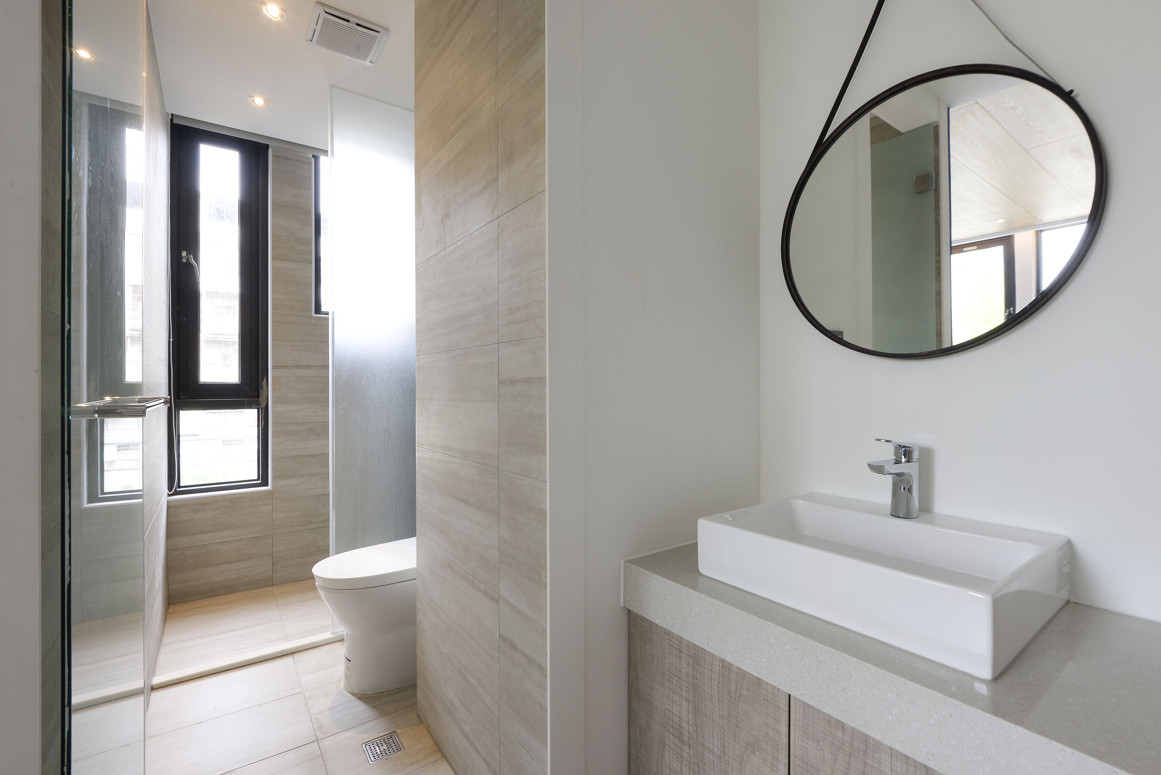 deluxe double room, 1 double bed | bathroom | shower, free toiletries, hair dryer, slippers