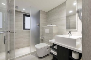 Superior-dobbeltværelse - 2 enkeltsenge | Badeværelse | Bruser, gratis toiletartikler, hårtørrer, hjemmesko