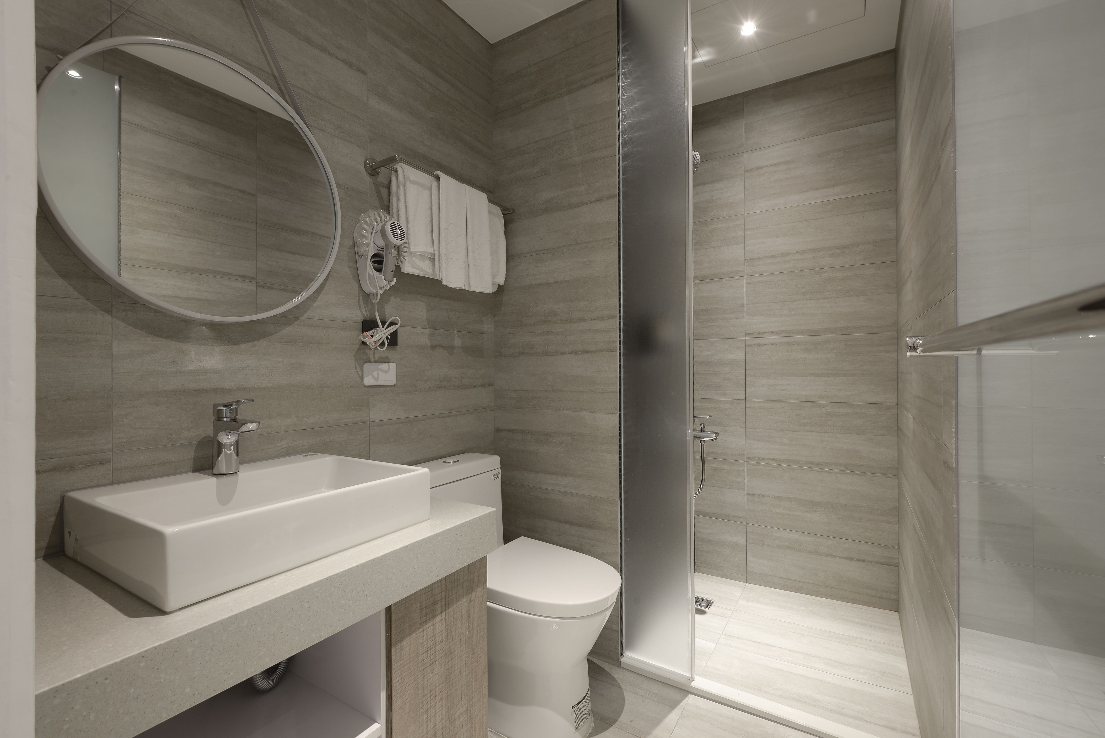 deluxe double room, 1 double bed | bathroom | shower, free toiletries, hair dryer, slippers