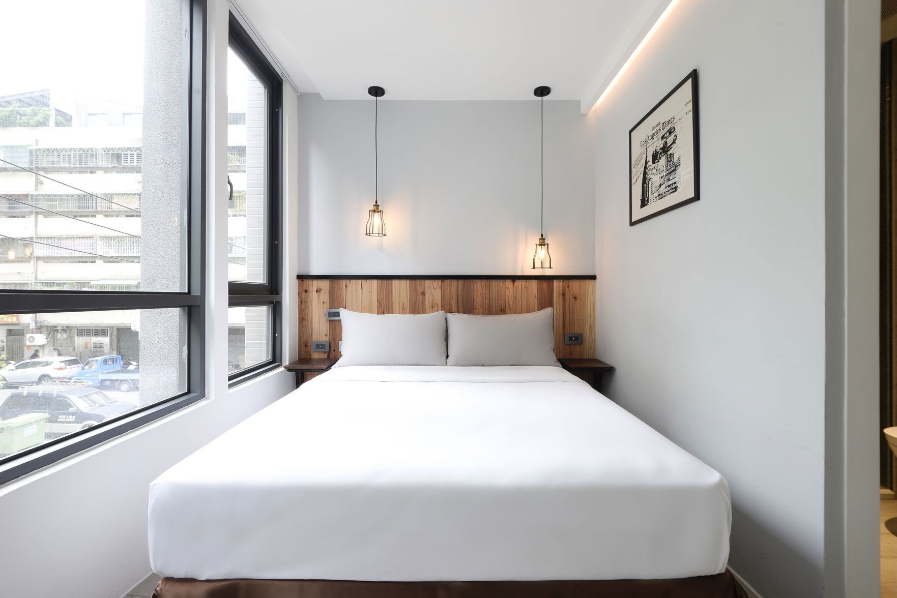 Luxe beddengoed, een bureau, verduisterende gordijnen