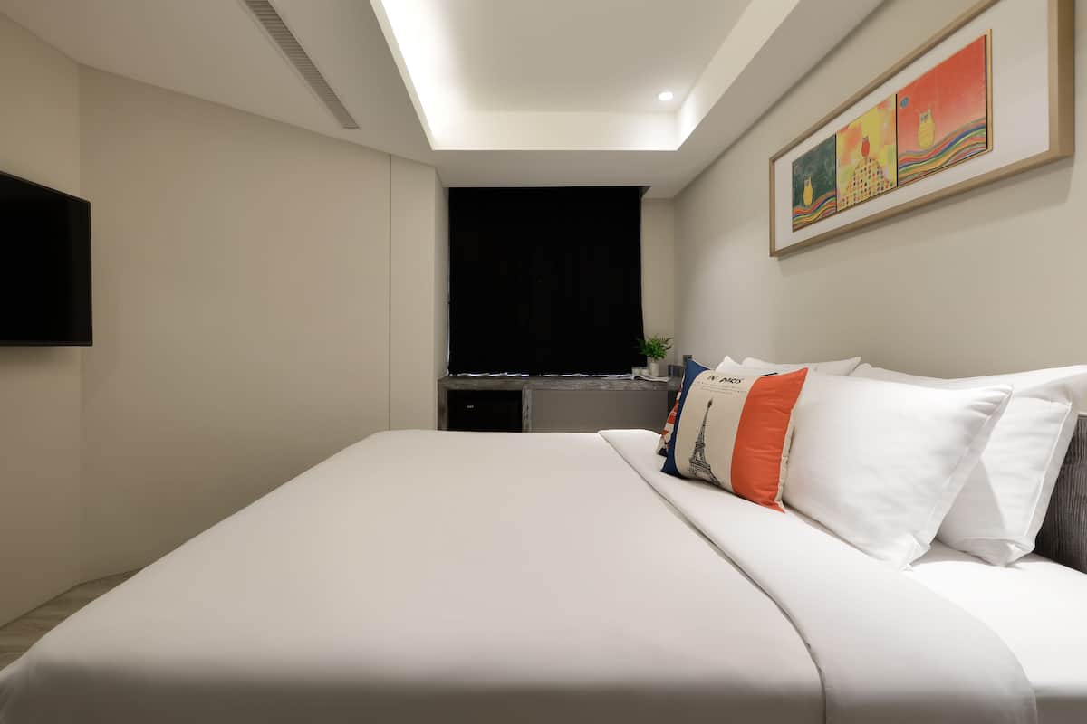 Elite Double Room | Premium bedding, desk, blackout curtains, soundproofing