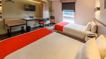 Huone, 2 parisänkyä | Tallelokero huoneessa, pimennysverhot, äänieristys, silitysrauta/-lauta