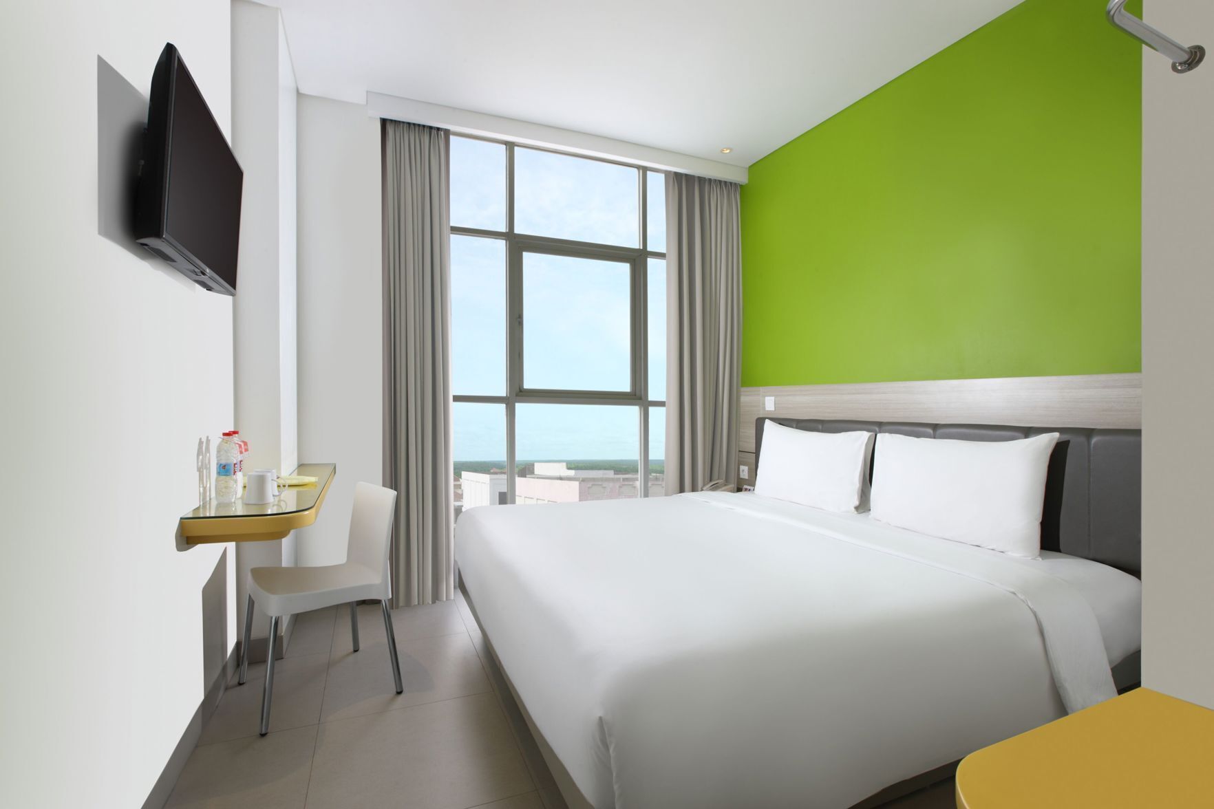 Meja kerja, Wi-Fi gratis, dan dapat diakses tamu berkursi roda