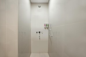 Dusche, kostenlose Toilettenartikel, Hausschuhe, Handtücher