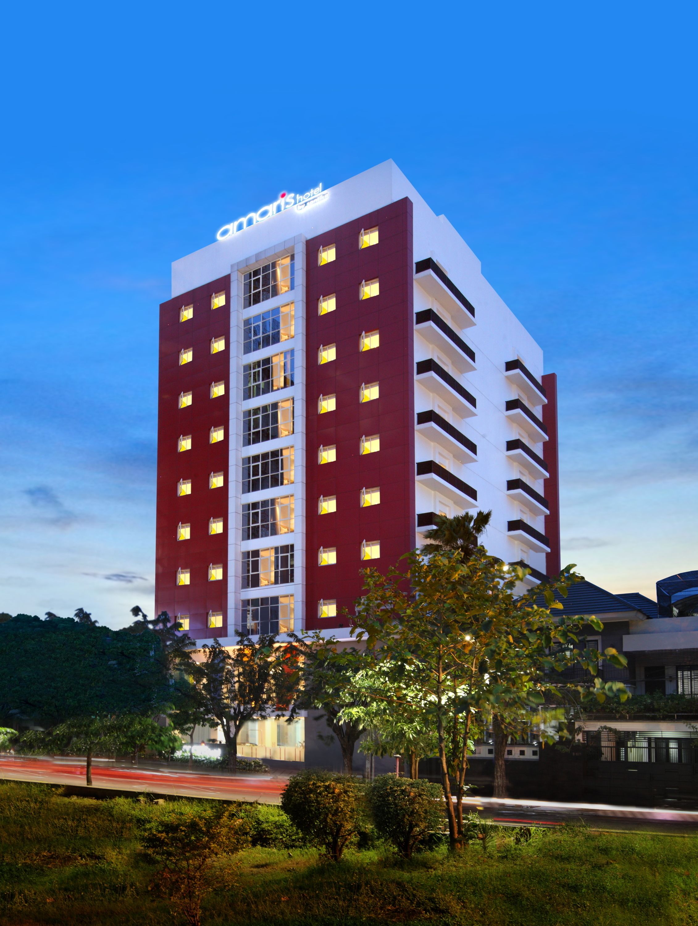 Bagian depan properti - sore/malam