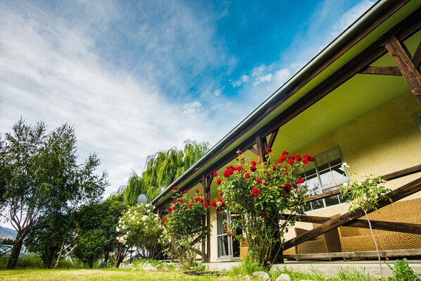 Front of property - Cardrona Cottage (Cardrona)