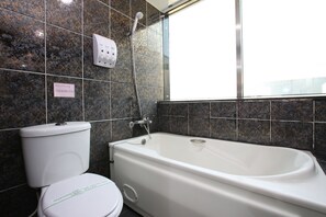 Een diep bad, gratis toiletartikelen, een haardroger, pantoffels