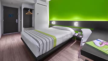 Room, 1 Queen Bed, Non Smoking | Desk, soundproofing, free WiFi