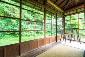 Deluxe Room, Shared Bathroom | Peti besi dalam bilik, seterika/papan seterika, Wi-fi percuma 