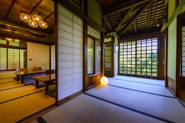 Coffres-forts dans les chambres, fer et planche à repasser