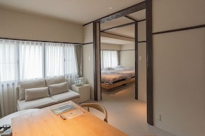 Deluxe driepersoonskamer, niet-roken (Simple Modern, with Bathroom) | Gratis wifi, beddengoed