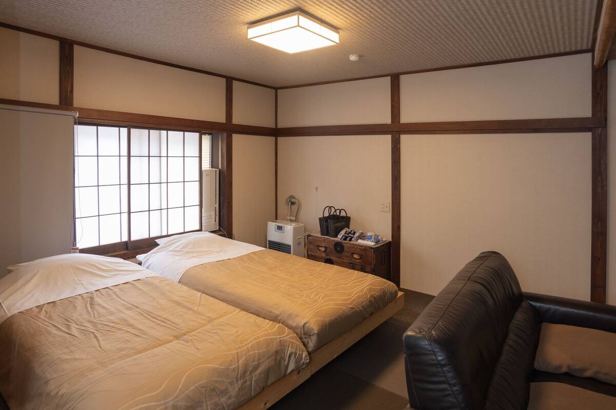 Habitación básica con 2 camas individuales | Wifi gratis y ropa de cama
