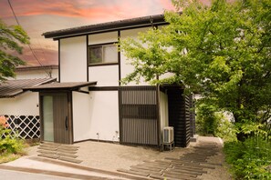 Classic Twin Room, 2 Twin Beds, Non Smoking, Annex Building | Individually decorated, individually furnished, free WiFi, bed sheets - Kusatsu Onsen Eidaya (Kusatsu)