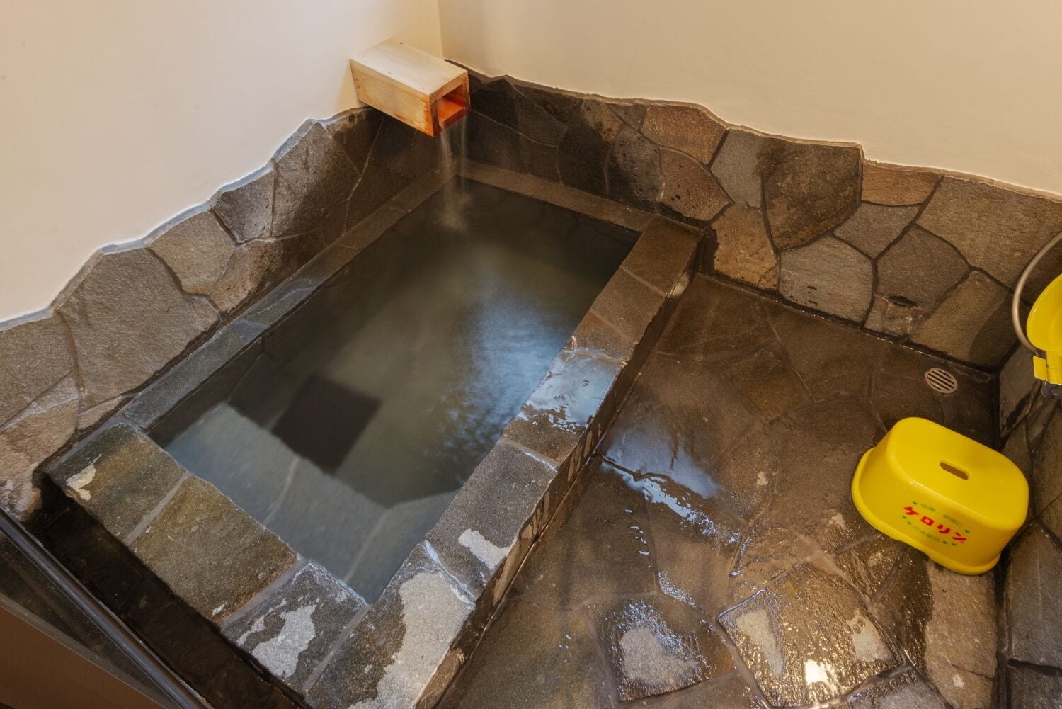 클래식 트윈룸, 싱글침대 2개, 금연, 별관 (with Shower and Hot Spring) | 욕실 | 무료 세면용품, 헤어드라이어, 슬리퍼, 전자식 비데