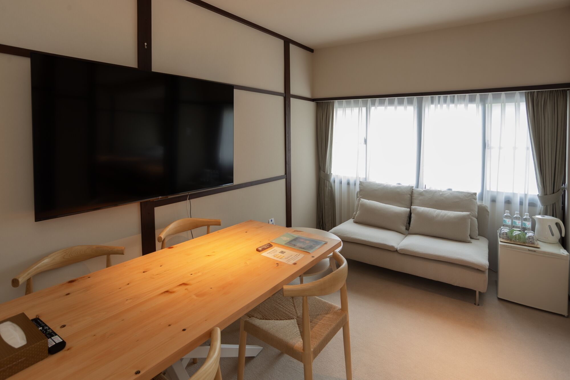 Simple Modern Deluxe Triple Room with Bathroom, Non Smoking | Living area | 32-inch flat-screen TV with digital channels, TV