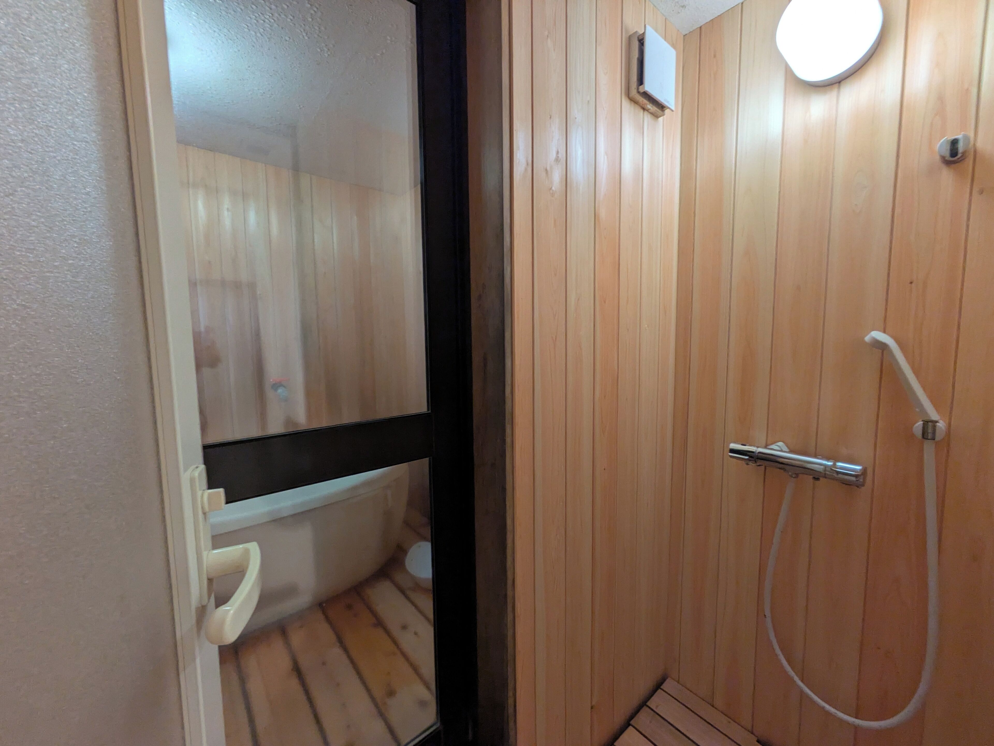 三人房, 无烟房 (Type C, with Shower and Hot Spring) | 浴室 | 免费洗浴用品、吹风机、拖鞋、电子马桶
