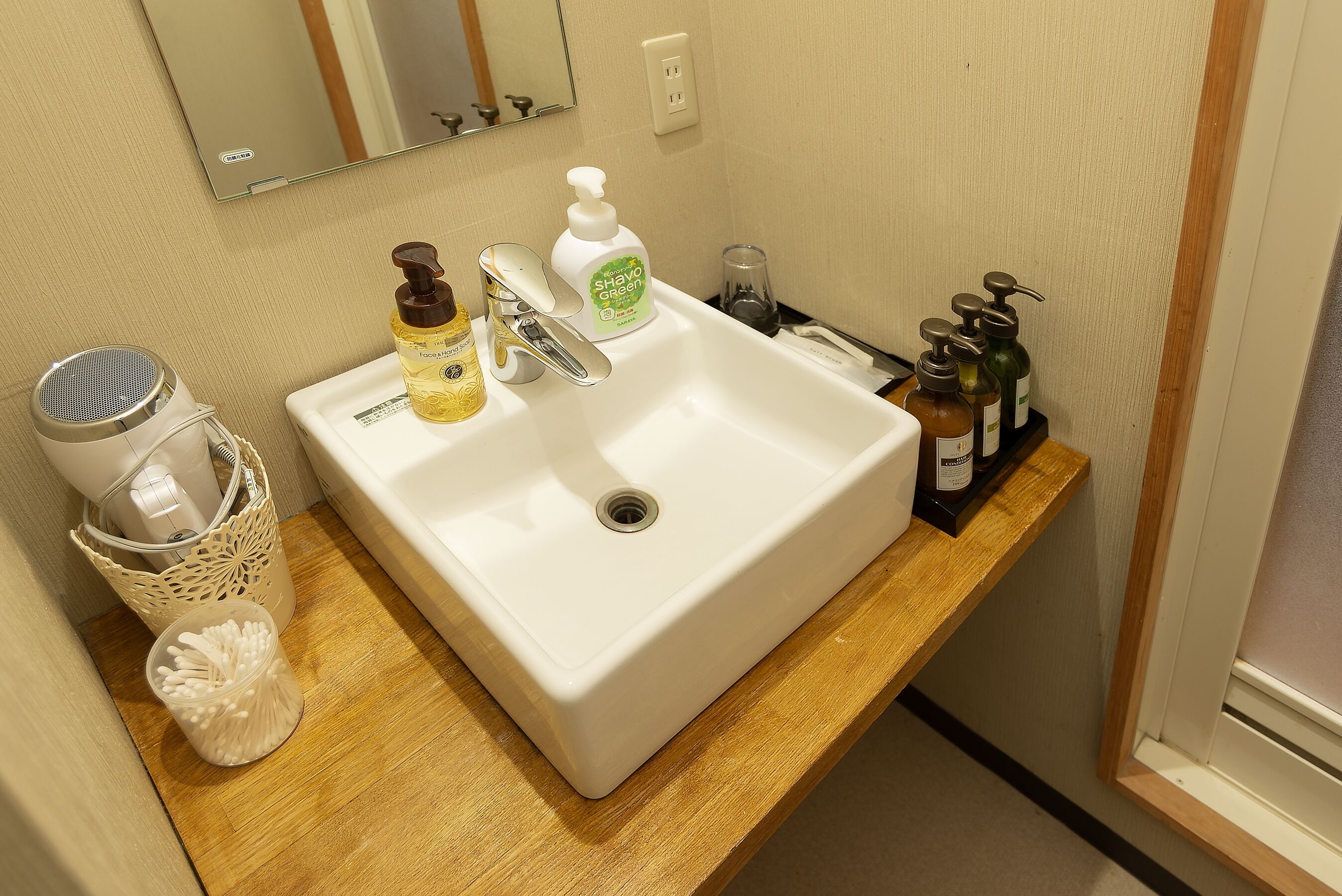 Type B Twin Room with Shower and Hot Spring, Non Smoking | Bathroom | Free toiletries, hair dryer, slippers, electronic bidet