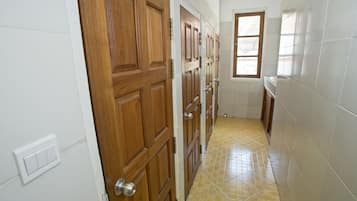 Shower, free toiletries, towels