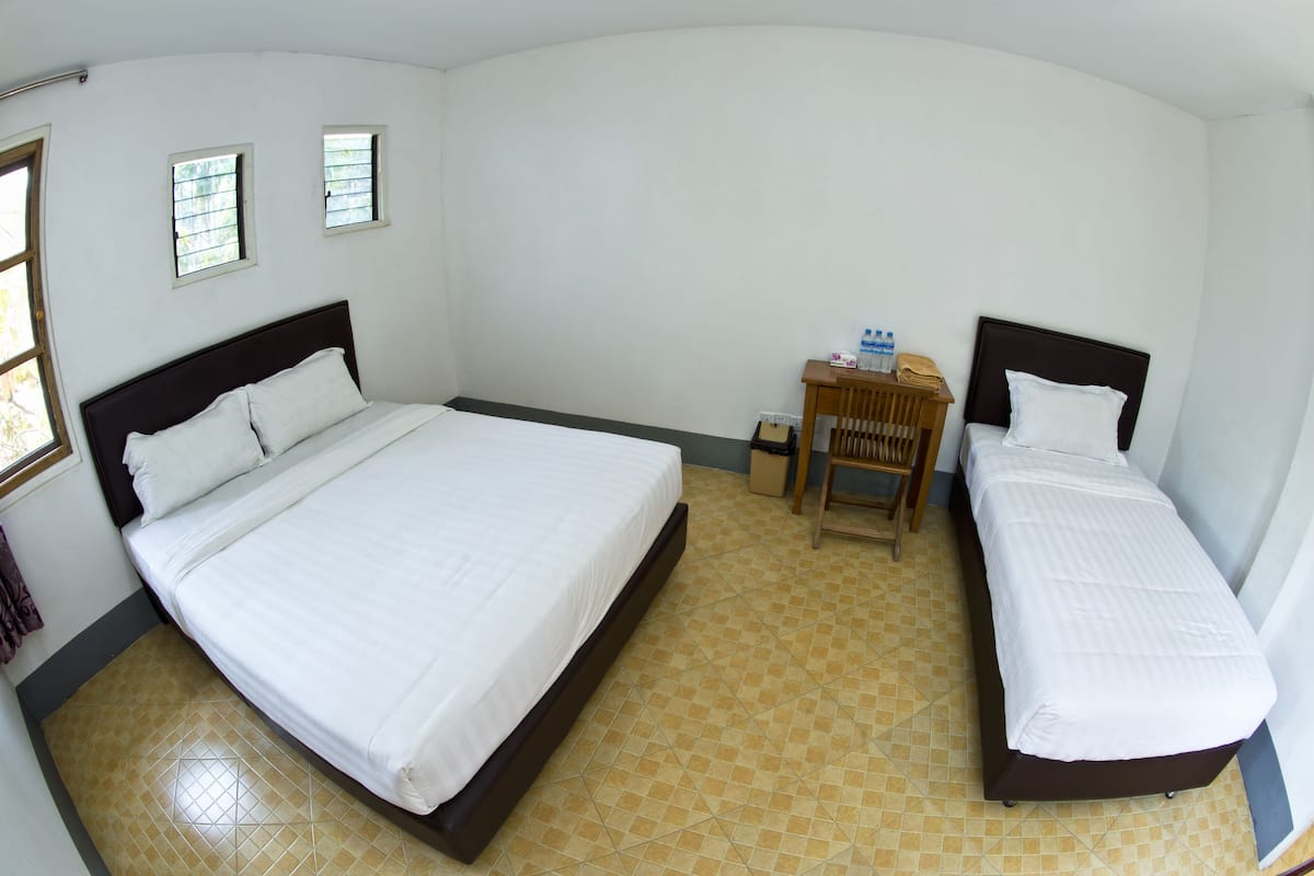 Superior Triple Room, Shared Bathroom | Desk, soundproofing, free WiFi