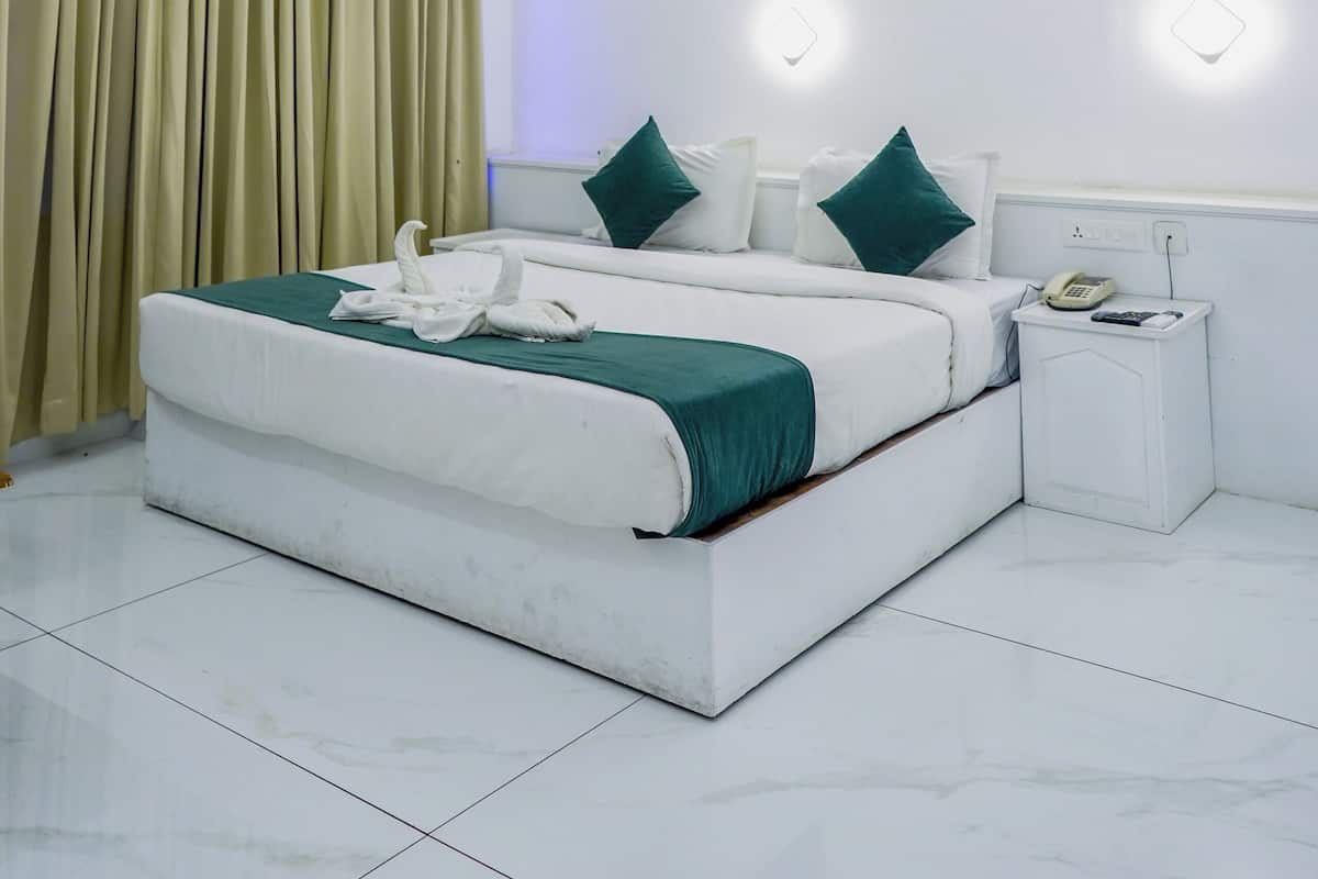 Standard Room | 1 bedroom, premium bedding, minibar, in-room safe