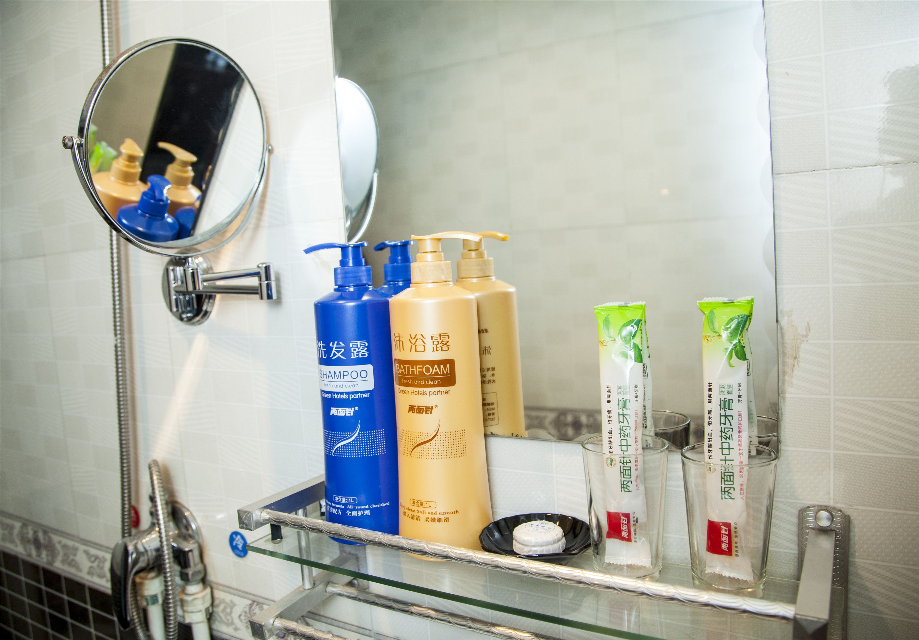 shower, hydromassage showerhead, free toiletries, hair dryer